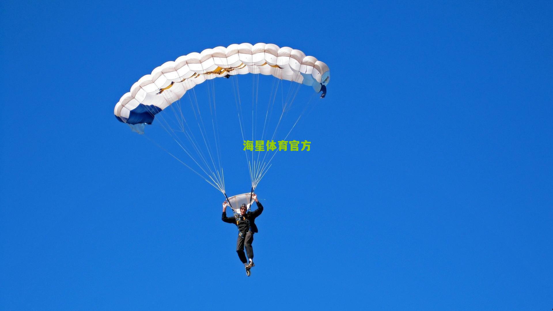 三分之神降临克城,库里捧起MVP奖杯不负科比嘱托